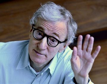 {altText(Woody Allen,A pesar de las denuncias de abuso en su contra, Woody Allen dice que él debería ser 
