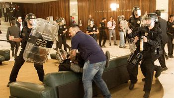 Disturbios en el Congreso de Brasil tras la aprobación de la reforma jubilatoria Disturbios en el Congreso de Brasil tras la aprobación de la reforma jubilatoria