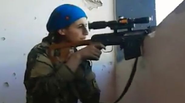 Así reacciona la francotiradora