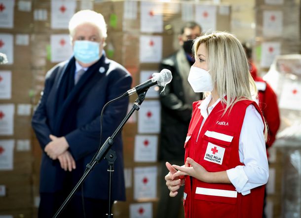 Fabiola Yáñez entregó a la Cruz Roja los insumos adquiridos en la campaña Unidos por Argentina
