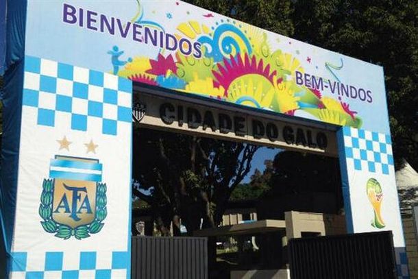 Reemplazaron el cartel mufa en la entrada de la concentración argentina