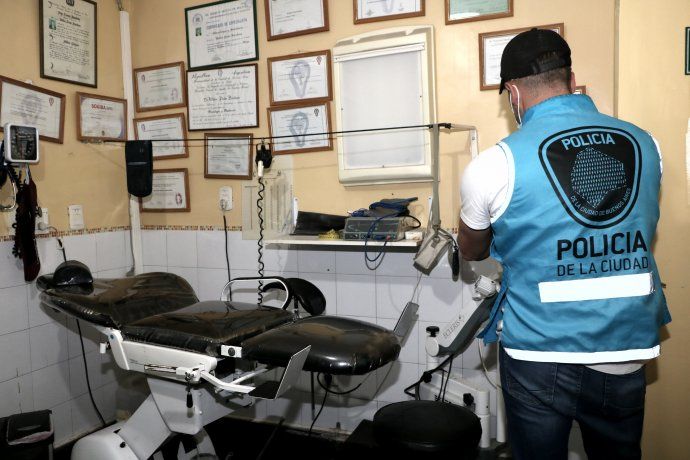 Detuvieron a dos falsos dentistas que atendían en Liniers