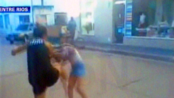 brutal pelea entre mujeres a la salida de un boliche bailable brutal pelea entre mujeres a la salida de un boliche bailable