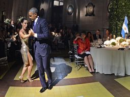 mora godoy tras bailar tango con obama: creo que el tenia miedo a que yo... mora godoy tras bailar tango con obama: creo que el tenia miedo a que yo...