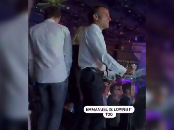 Grabaron a Macron bailando en un recital mientras Francia es víctima de la violencia policial
