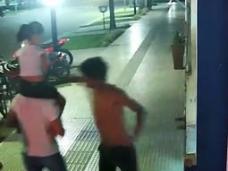 video impactante: un padre caminaba por la calle con su hija sobre sus hombros y un hombre los derribo video impactante: un padre caminaba por la calle con su hija sobre sus hombros y un hombre los derribo