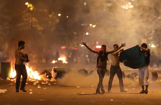 Investigarán excesos de policías contra manifestantes en Brasil