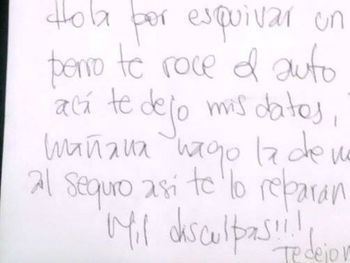Le chocó su auto cuando no estaba pero le dejó una nota pidiéndole perdón