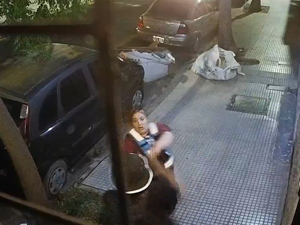 Un hombre intentó robarle el arma a una policía: le apuntó, efectuó un disparo y escapó