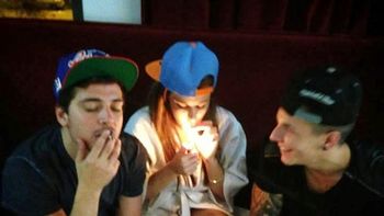 la polemica foto de charlotte caniggia fumando marihuana la polemica foto de charlotte caniggia fumando marihuana
