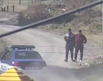 Se escapó de la policía haciéndose el amigo de un transeúnte y todavía lo buscan