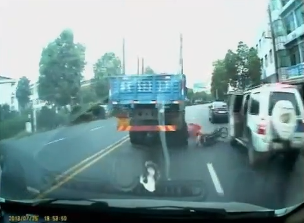VIDEO: Un ciclista casi es pisado por las ruedas de un camión