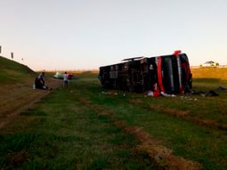 Volcó un micro en la Ruta 2 y hay al menos dos muertos