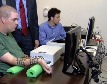 Pudo tocar la guitarra gracias a este chip