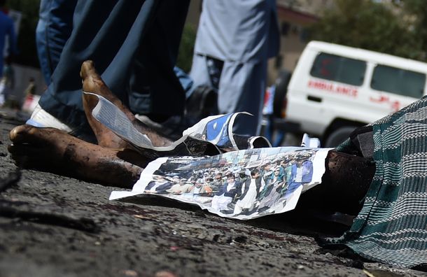 Al menos 61 personas murieron y hay 200 heridos en un ataque suicida en Afganistán