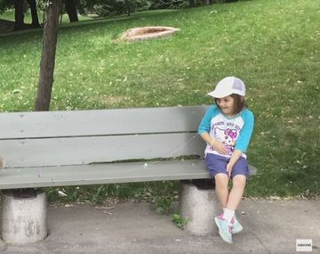 El padre usa una ardilla para sacarle un diente flojo a su hija