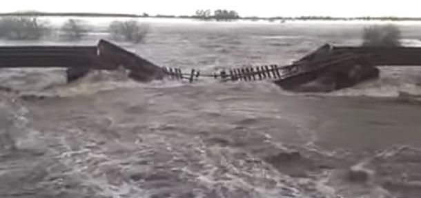 VIDEO: Impactantes imágenes de la caída del puente ferroviario en Soldini