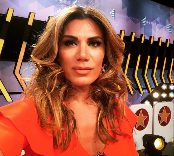 Flor de la V prepara su autobiografía.