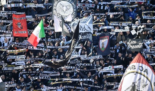 Repudio: hinchas de Spezia celebraron la muerte de Diego Maradona