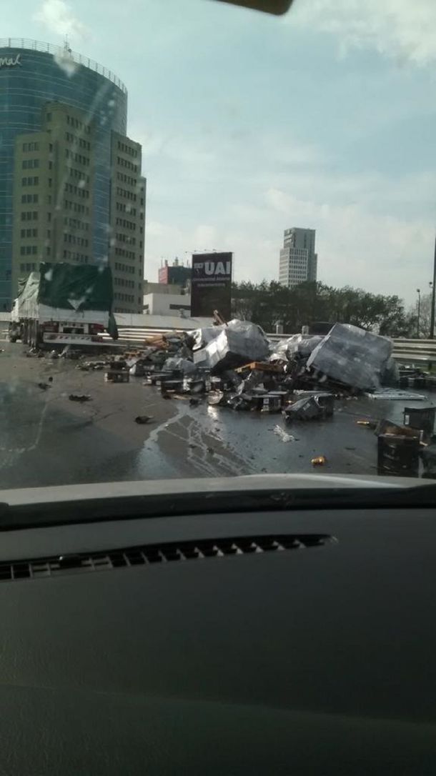 Caos en la Panamericana por el vuelco de un camión de botellas de champagne