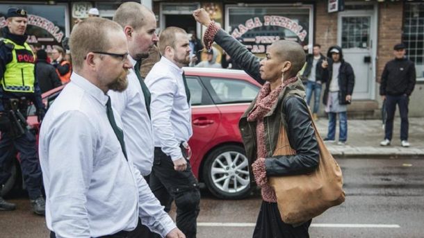 La foto que recorre el mundo: una mujer negra se enfrenta a 300 neonazis