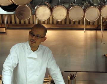 Denuncian a famoso chef por discriminar