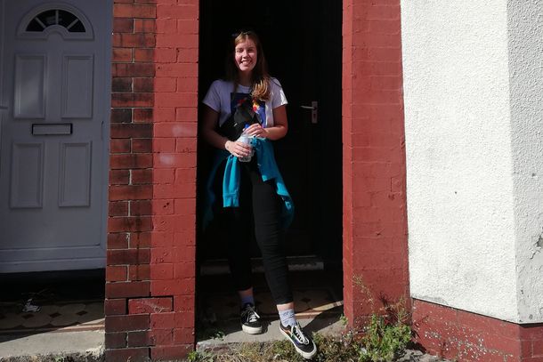 Rompió la cuarentena, lo subió a Instagram y deberá pagar casi  7.000 libras