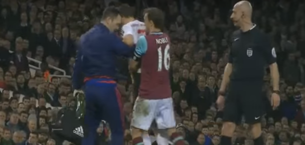 Insólito: como un jugador hacía tiempo, un rival lo ayudó a salir de la cancha