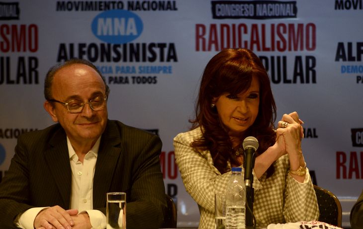 Cristina Kirchner haciendo el saludo que popularizó Raúl Alfonsín en las elecciones de 1983 junto a Leopoldo Moreau