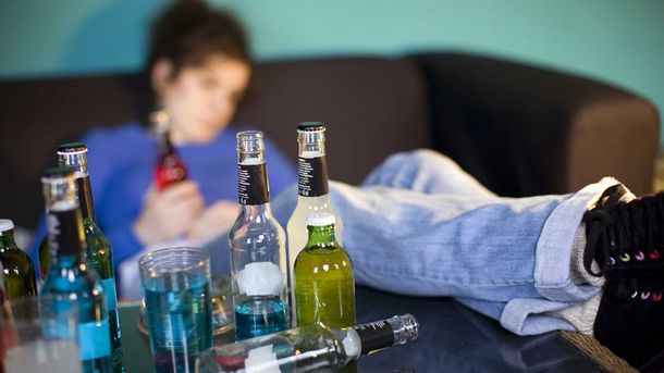 El exceso de alcohol entre los adolescentes subió más del 100%