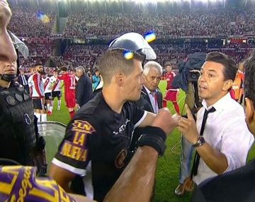 Gallardo espero al final del partido para ir sobre el árbitro