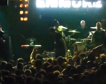 Cantante de una banda de rock se electrocutó en pleno show