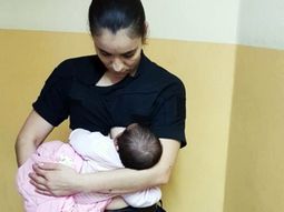La mujer amamantó durante dos horas a la bebé