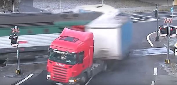 Pura suerte: increíble accidente entre un tren y un camión