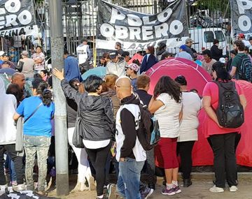 Piqueteros instalaron carpas en plena avenida 9 de Julio. Foto @solotransito.