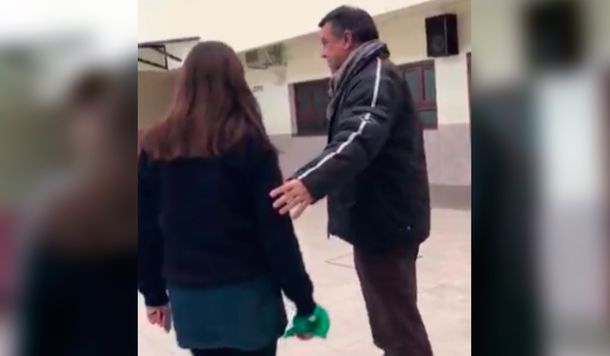 Un cura le prohibió usar el pañuelo verde a una alumna: Es un colegio católico