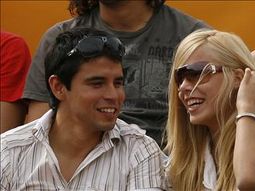 Saviola y Novia_efe