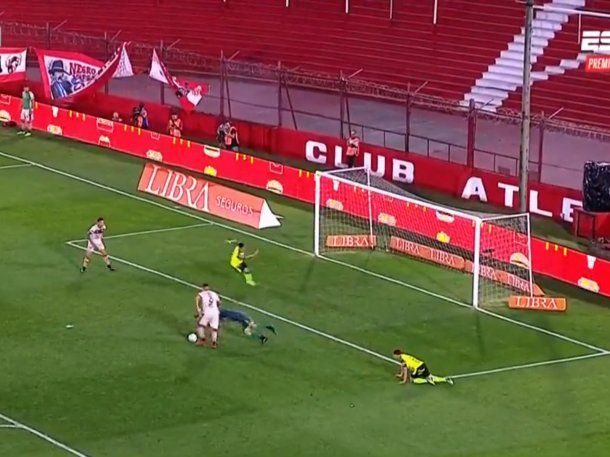 Wanchope Ábila erró un insólito gol y provocó el enojo de Pipo Gorosito