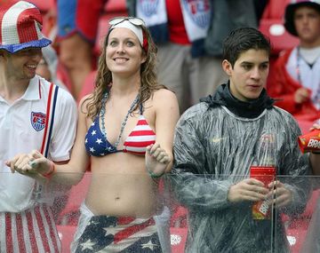 EE.UU. festeja el pase de ronda con bellezas en las tribunas