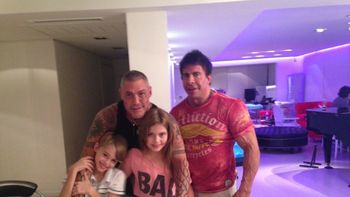 Ricardo Fort con sus hijos: Felipe y Marta y el padrino de los nenes, Gustavo Martínez. Ricardo Fort con sus hijos: Felipe y Marta y el padrino de los nenes, Gustavo Martínez.