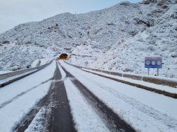 El Dique Potrerillos amaneció como una postal por la nieve