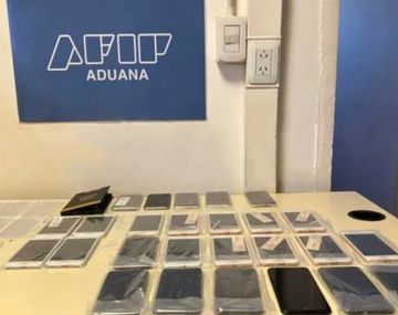 Video: el hombre que intentó ingresar 26 iPhones escondidos en su ropa