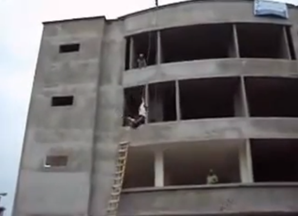 VIDEO: Un albañil que arriesga su vida en su trabajo