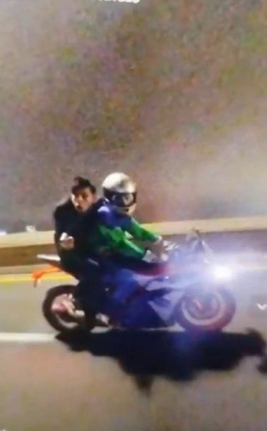Motochorros en la Autopista Buenos Aires-La Plata
