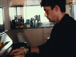 Charles Leclerc tocando el piano Charles Leclerc tocando el piano