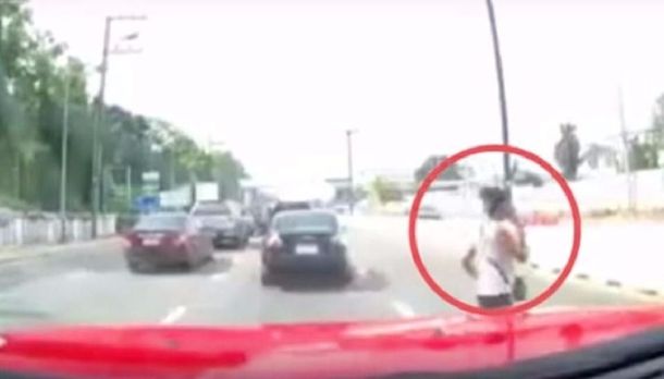 Una mujer fue atropellada mientras cruzaba hablando por teléfono