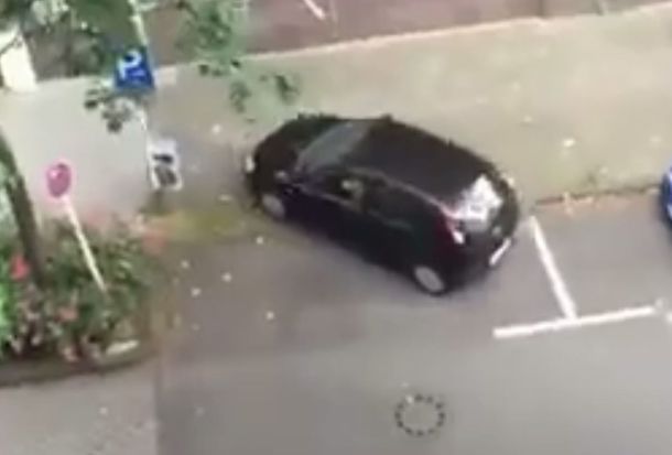 VIDEO: Un conductor lucha para estacionar, no puede, se frustra y se va