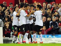 paliza: newells aplasto a boca y sigue como unico lider paliza: newells aplasto a boca y sigue como unico lider