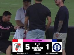 La llamativa reacción de Messi al recibir una camiseta de River como regalo