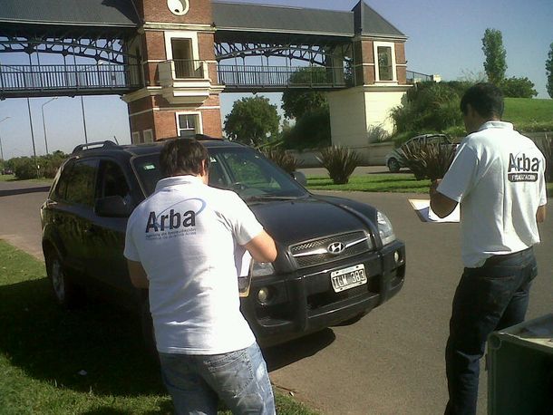 Debía patentes y se atrincheró 6 horas en su camioneta